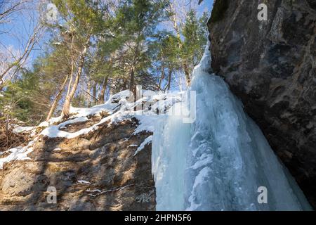 Munising, Michigan - uno di una serie di formazioni di ghiaccio invernali che sono spesso utilizzati per l'arrampicata su ghiaccio in rocce foto Lakeshore nazionale. Questa formatio Foto Stock
