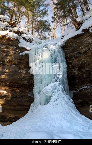 Munising, Michigan - uno di una serie di formazioni di ghiaccio invernali che sono spesso utilizzati per l'arrampicata su ghiaccio in rocce foto Lakeshore nazionale. Questa formatio Foto Stock