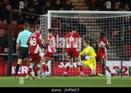 MIDDLESBROUGH, REGNO UNITO. FEB 22nd West Bromwich Albion's Jayson Molumby segna il loro primo goal durante la partita del Campionato Sky Bet tra Middlesbrough e West Bromwich Albion al Riverside Stadium di Middlesbrough martedì 22nd febbraio 2022. (Credit: Mark Fletcher | MI News) Credit: MI News & Sport /Alamy Live News Foto Stock