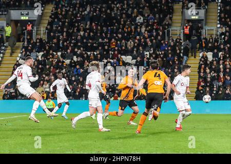 Kingston upon Hull, Regno Unito. 22nd Feb 2022. Porta Barnsley!!! Durante la partita dell'EFL Sky Bet Championship tra Hull City e Barnsley al KCOM Stadium di Kingston upon Hull, Inghilterra, il 22 febbraio 2022. Foto di Simon Hall. Solo per uso editoriale, licenza richiesta per uso commerciale. Nessun utilizzo nelle scommesse, nei giochi o nelle pubblicazioni di un singolo club/campionato/giocatore. Credit: UK Sports Pics Ltd/Alamy Live News Foto Stock