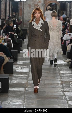 Londra, Regno Unito. 21st Feb 2022. Model Issa Lish cammina sulla pista al Paul and Joe Fashion Show durante l'autunno Winter 2022 Collections Fashion Show alla London Fashion Week a Londra UK il 21 2022 febbraio. (Foto di Jonas Gustavsson/Sipa USA) Credit: Sipa USA/Alamy Live News Foto Stock