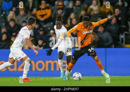 Kingston upon Hull, Regno Unito. 22nd Feb 2022. Hull City di'Shon Bernard (24) e il Domingos Quina di Barnsley (28) gareggiano per la palla durante la partita EFL Sky Bet Championship tra Hull City e Barnsley al KCOM Stadium di Kingston upon Hull, Inghilterra, il 22 febbraio 2022. Foto di Simon Hall. Solo per uso editoriale, licenza richiesta per uso commerciale. Nessun utilizzo nelle scommesse, nei giochi o nelle pubblicazioni di un singolo club/campionato/giocatore. Credit: UK Sports Pics Ltd/Alamy Live News Foto Stock