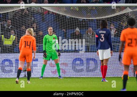 LE HAVRE, FRANCIA - FEBBRAIO 22: Pena di Francia di Wendie Renard (c) di Francia contro Sari van Veenendaal dei Paesi Bassi durante la partita Tournoi de France 2022 tra Francia e Paesi Bassi a Stade Oceane il 22 febbraio 2022 a le Havre, Francia (Foto di Rene Nijhuis/Orange Pictures) Foto Stock