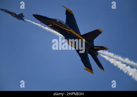 Gli Angeli blu 1 e 4 escono dallo spazio aereo nei loro Super Hornets Foto Stock