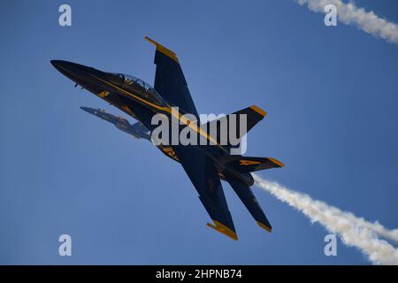 Gli Angeli blu 1 e 4 escono dallo spazio aereo nei loro Super Hornets Foto Stock