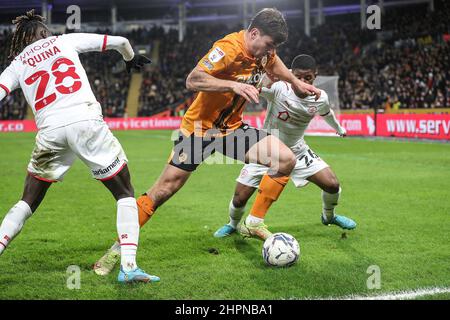 Kingston upon Hull, Regno Unito. 22nd Feb 2022. Hull City Ryan Longman (16) si aggiudica la Remy vita di Barnsley (26) e Domingos Quina (28) durante la partita dell'EFL Sky Bet Championship tra Hull City e Barnsley al KCOM Stadium di Kingston upon Hull, Inghilterra, il 22 febbraio 2022. Foto di Simon Hall. Solo per uso editoriale, licenza richiesta per uso commerciale. Nessun utilizzo nelle scommesse, nei giochi o nelle pubblicazioni di un singolo club/campionato/giocatore. Credit: UK Sports Pics Ltd/Alamy Live News Foto Stock