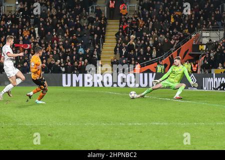 Kingston upon Hull, Regno Unito. 22nd Feb 2022. Il portiere di Barnsley Bradley Collins (40) salva da Hull City Tyler Smith (22) durante la partita EFL Sky Bet Championship tra Hull City e Barnsley al KCOM Stadium di Kingston upon Hull, Inghilterra, il 22 febbraio 2022. Foto di Simon Hall. Solo per uso editoriale, licenza richiesta per uso commerciale. Nessun utilizzo nelle scommesse, nei giochi o nelle pubblicazioni di un singolo club/campionato/giocatore. Credit: UK Sports Pics Ltd/Alamy Live News Foto Stock