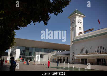 L'antica stazione coloniale francese della stazione ferroviaria Casa Voyageurs si trova ancora accanto alla nuova stazione contemporanea di Casablanca, in Marocco. Foto Stock