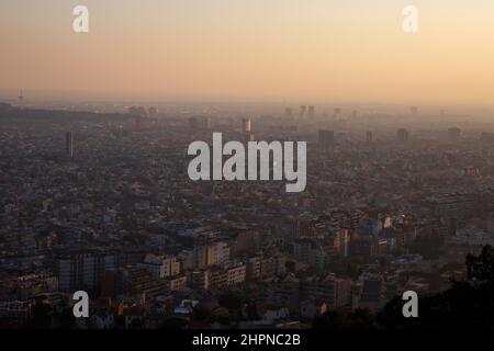 Grande città al tramonto. Silhouette di edifici dall'alto Foto Stock