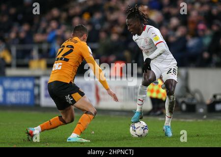 Domingos Quina #28 di Barnsley cerca di mettere la palla oltre Tyler Smith #22 di Hull City in, il 2/22/2022. (Foto di David Greaves/News Images/Sipa USA) Credit: Sipa USA/Alamy Live News Foto Stock