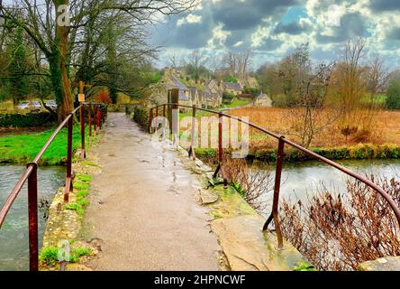 Attraverso un ponte sul fiume Coln per i tessitori cottage a Arlington Row Foto Stock