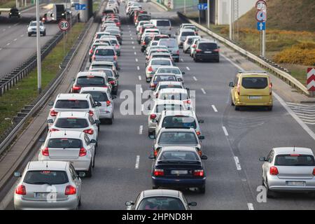 Ingorgo su una strada veloce, diverse auto in attesa in coda Foto Stock