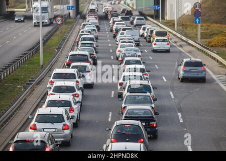 Ingorgo su una strada veloce, diverse auto in attesa in coda Foto Stock