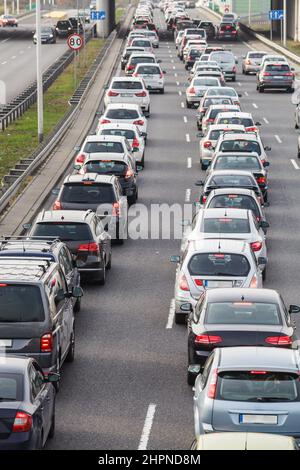 Ingorgo su una strada veloce, diverse auto in attesa in coda Foto Stock