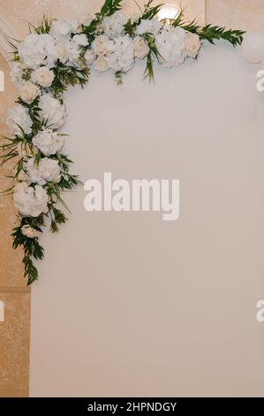 Arco di nozze con fiori multicolore. Decorazioni per matrimoni Foto Stock