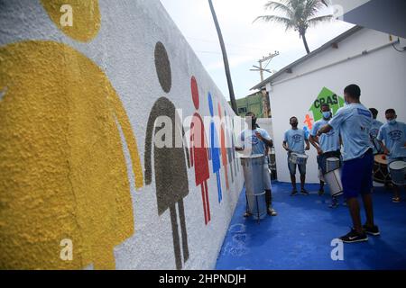 salvador, bahia, brasile - 18 febbraio 2022: La band di percussione si esibisce durante un evento presso un'unità di Cras - Centro di riferimento per l'assistenza sociale in SA Foto Stock