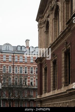 Dettaglio dell'angolo della Royal Albert Hall - famosa sala da concerto storica dedicata al marito della Regina Vittoria Prince Albert. Londra, Regno Unito Foto Stock