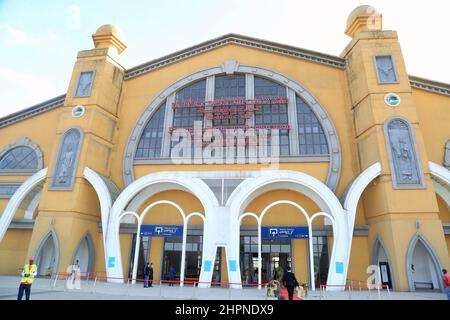 Addis Abeba. 22nd Feb 2022. Foto scattata il 21 febbraio 2022 mostra la stazione ferroviaria di Furi-Lebu di Addis Abeba-Gibuti Railway a Addis Abeba, Etiopia. La ferrovia a scartamento standard di Addis Abeba-Gibuti, costruita in Cina, ha ottenuto un riconoscimento per aver facilitato l’integrazione regionale e la prosperità. Credit: Xinhua/Alamy Live News Foto Stock