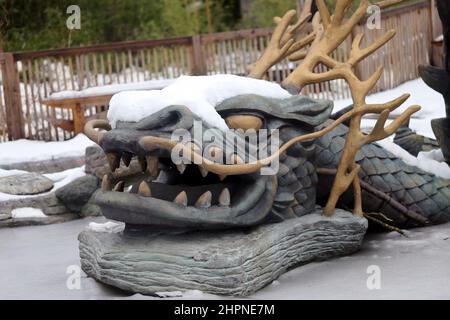 Dragon testa con corna in un lago di ghiaccio fotografato primo piano Foto Stock