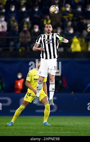 Villarreal, Spagna. 22 febbraio 2022. Leonardo Bonucci della Juventus FC compete o la palla con Araut Danjuma della Villarreal CF durante il round della UEFA Champions League di sedici partite di calcio prima tappa tra Villarreal CF e Juventus FC. Credit: Nicolò campo/Alamy Live News Foto Stock