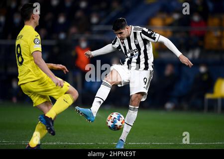 Villarreal, Spagna. 22 febbraio 2022. Alvaro Morata della Juventus FC calcia la palla durante il round della UEFA Champions League di sedici partite di calcio di prima tappa tra Villarreal CF e Juventus FC. Credit: Nicolò campo/Alamy Live News Foto Stock