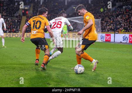 Kingston upon Hull, Regno Unito. 22nd Feb 2022. Ryan Longman di Hull City (16) conquista il Domingos Quina di Barnsley (28) mentre George Honeyman di Hull guarda avanti durante la partita del campionato EFL Sky Bet tra Hull City e Barnsley al KCOM Stadium di Kingston upon Hull, Inghilterra, il 22 febbraio 2022. Foto di Simon Hall. Solo per uso editoriale, licenza richiesta per uso commerciale. Nessun utilizzo nelle scommesse, nei giochi o nelle pubblicazioni di un singolo club/campionato/giocatore. Credit: UK Sports Pics Ltd/Alamy Live News Foto Stock