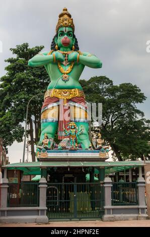 Ingresso al Tempio di Hanuman con la Statua di Hanuman (Tugu Dewa Murugga) nelle Grotte di Batu, Selangor, Kuala Lumpur. Foto Stock