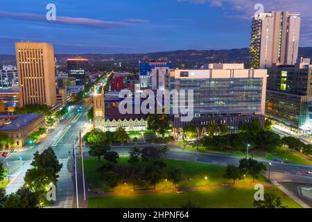 Adelaide, South Australia, vista di notte da Victoria Square guardando verso est lungo Wakefield Street, con le catene montuose di Mount Lofty sullo sfondo. Foto Stock