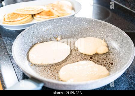 Frittura di pancake a base di kefir in una pentola da cucina su una stufa  elettrica Foto stock - Alamy