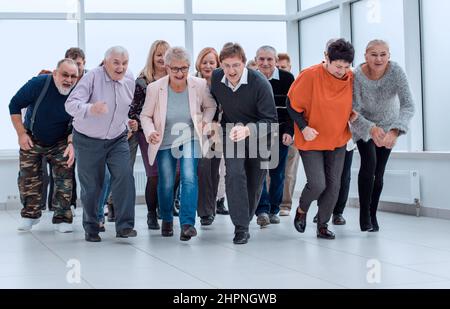 un gruppo di anziani si preparano a correre. Foto Stock