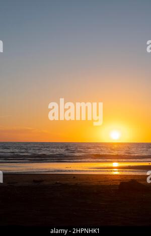 Tramonto sul Mare di Tasman, Kai Iwi Beach, vicino a Wanganui, Isola del Nord, Nuova Zelanda Foto Stock