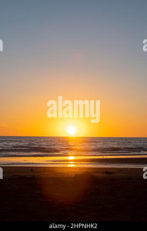 Tramonto sul Mare di Tasman, Kai Iwi Beach, vicino a Wanganui, Isola del Nord, Nuova Zelanda Foto Stock