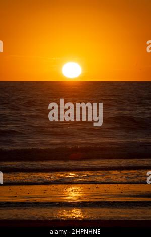 Tramonto sul Mare di Tasman, Kai Iwi Beach, vicino a Wanganui, Isola del Nord, Nuova Zelanda Foto Stock