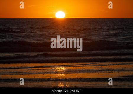 Tramonto sul Mare di Tasman, Kai Iwi Beach, vicino a Wanganui, Isola del Nord, Nuova Zelanda Foto Stock