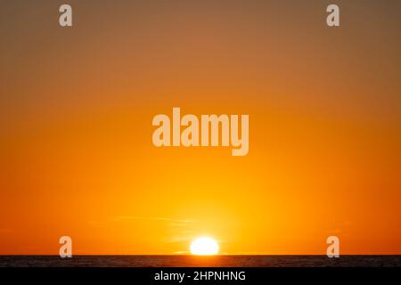 Tramonto sul Mare di Tasman, Kai Iwi Beach, vicino a Wanganui, Isola del Nord, Nuova Zelanda Foto Stock