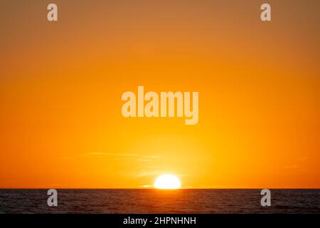 Tramonto sul Mare di Tasman, Kai Iwi Beach, vicino a Wanganui, Isola del Nord, Nuova Zelanda Foto Stock