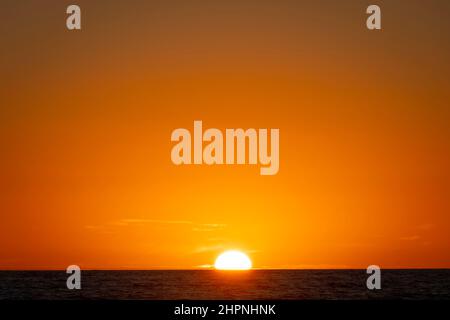 Tramonto sul Mare di Tasman, Kai Iwi Beach, vicino a Wanganui, Isola del Nord, Nuova Zelanda Foto Stock