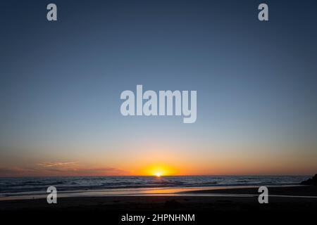 Tramonto sul Mare di Tasman, Kai Iwi Beach, vicino a Wanganui, Isola del Nord, Nuova Zelanda Foto Stock