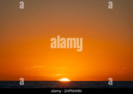 Tramonto sul Mare di Tasman, Kai Iwi Beach, vicino a Wanganui, Isola del Nord, Nuova Zelanda Foto Stock