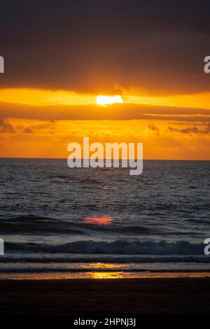 Tramonto sul Mare di Tasman, Kai Iwi Beach, vicino a Wanganui, Isola del Nord, Nuova Zelanda Foto Stock