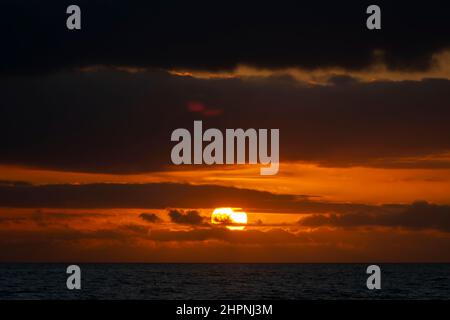 Tramonto sul Mare di Tasman, Kai Iwi Beach, vicino a Wanganui, Isola del Nord, Nuova Zelanda Foto Stock