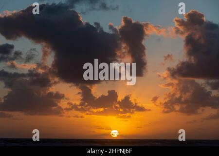 Sole sul Mare di Tasman, Spiaggia di Ohawe, South Taranaki, Isola del Nord, Nuova Zelanda Foto Stock