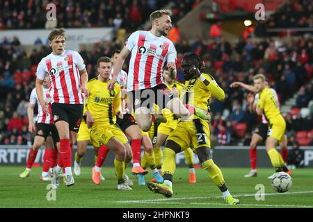 SUNDERLAND, REGNO UNITO. FEB 22ND. Carl Winchester di Sunderland perde uno sforzo al traguardo durante la partita della Sky Bet League 1 tra Sunderland e Burton Albion allo Stadium of Light di Sunderland, martedì 22nd febbraio 2022. (Credit: Michael driver | MI News) Credit: MI News & Sport /Alamy Live News Foto Stock