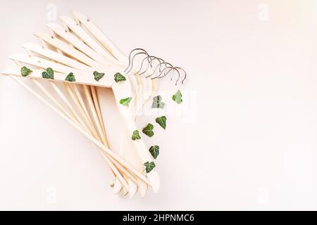 Hangers con piante su sfondo bianco con copy space.consupmtion rispettoso dell'ambiente in shopping.Recycling o zero concetto di spreco Foto Stock