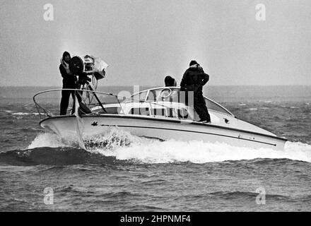 AJAXNETPHOTO. 1975. PORTLAND, INGHILTERRA. - PIATTAFORMA DI FILM - UN MOTORE DI FAIREY CRUISER CHE È USATO COME PIATTAFORMA DI MACCHINA FOTOGRAFICA PER FILMARE WEYMOUTH SPEED WEEK EVENTS.PHOTO:JONATHAN EASTLAND/AJAX REF:WEY 75 Foto Stock