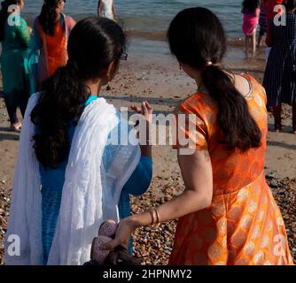 AJAXNETPHOTO. WORTHING, INGHILTERRA. 28TH AGOSTO 2017. - Festeggiamenti Ganesh Festival nel Regno Unito - membri della comunità indù locale in coloratissimo abito tradizionale partecipando al festival annuale che si tiene sulla spiaggia. Conosciuta anche come Ganesh Chaturthi, l'importante festa celebra il figlio di Lord shiva e la dea Parvati, un simbolo di saggezza, prosperità e buona fortuna. Il modello è realizzato in gesso di parigi e si scioglie in acqua di mare. PHOTO:JONATHAN EASTLAND/AJAXREF:GXR172708 76828 Foto Stock