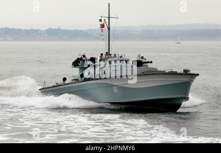 AJAXNETPHOTO. 25 AGOSTO 2016. PORTSMOUTH, INGHILTERRA. - BARCA A MOTORE DELLA SECONDA GUERRA MONDIALE RESTAURATA - MGB 81 (EX MTB 416) RESTAURATA A TUTTA VELOCITÀ NEL SOLENT DURANTE IL PERIODO DI NAVIGAZIONE CHE SEGNA IL 100° ANNIVERSARIO DELLA FONDAZIONE DELLE FORZE COSTIERE. LA NAVE FU PROGETTATA DA GEORGE SELMAN E COSTRUITA DA MOTOSCAFI BRITANNICI A HYTHE. FOTO:JONATHAN EASTLAND/AJAX RIF: D162508 6144 Foto Stock