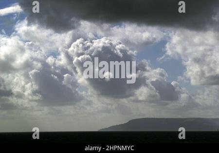 AJAXNETPHOTO. SPITHEAD, INGHILTERRA. - PIOGGIA DURANTE IL TRAGITTO - CUMULUS, IN ARRIVO E PIENO DI PIOGGIA, NUVOLA SUL MARE OSCURO MINACCIOSO CHE SI AFFACCIA SUL CANALE. PHOTO:JONATHAN EASTLAND/AJAXREF:D42610 0999 Foto Stock