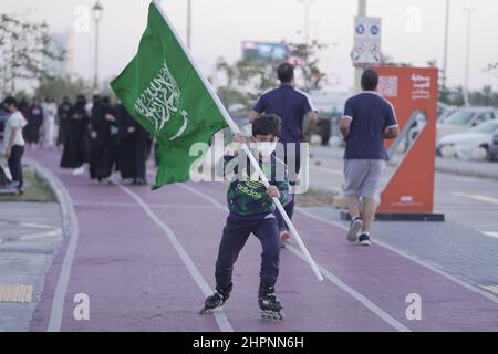 Khobar, Arabia Saudita. 22nd Feb 2022. Un ragazzo Saudita detiene una bandiera nazionale durante le celebrazioni del primo regno di fondazione Day a Khobar, Arabia Saudita, il 22 febbraio 2022. L'Arabia Saudita martedì segnò per la prima volta la Giornata di fondazione del regno quasi tre secoli fa. Credit: Mohamed Nasr/Xinhua/Alamy Live News Foto Stock