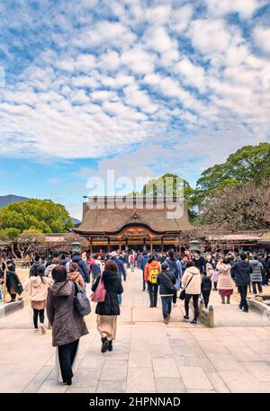 kyushu, fukuoka - dicembre 07 2019: I turisti affollano sul sentiero sacro sandō che conduce alla sala principale dello shintoist chiamato honden o shinden nei Japanes Foto Stock